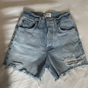AGOLDE RILEY DENIM SHORT IN LIGHT WASH, SIZE 23.